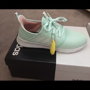 Adidas size 10 tennis shoes